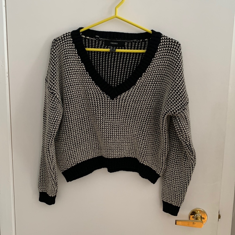 ⭐️HOST PICK⭐️ [M] F21 vneck sweater